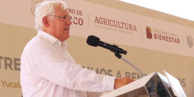 El secretario de Agricultura y Desarrollo Rural, Víctor Villalobos Arámbula, y el gobernador de Yucatán, Mauricio Vila Dosal, dieron el banderazo de salida al programa Fertilizantes para el Bienestar en la entidad.