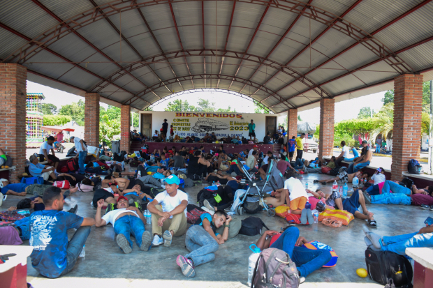 Tras salir muy temprano de Tapachula, el Viacrusis Migrante decidió descansar en esta ciudad, algunos aprovecharon la cercanía de un río para tomar un baño. Caminaron cerca de 4 horas bajo los intensos rayos del sol. El contingente marcha rumbo a la Ciudad de México en protesta por la muerte de 40 migrantes durante un incendio en una estación migratoria en Ciudad Juárez.