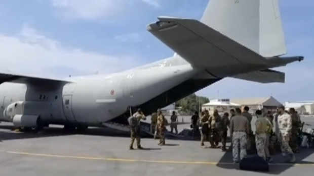 Militares italianos abordan un vuelo hacia Jartum en busca de sus residentes.