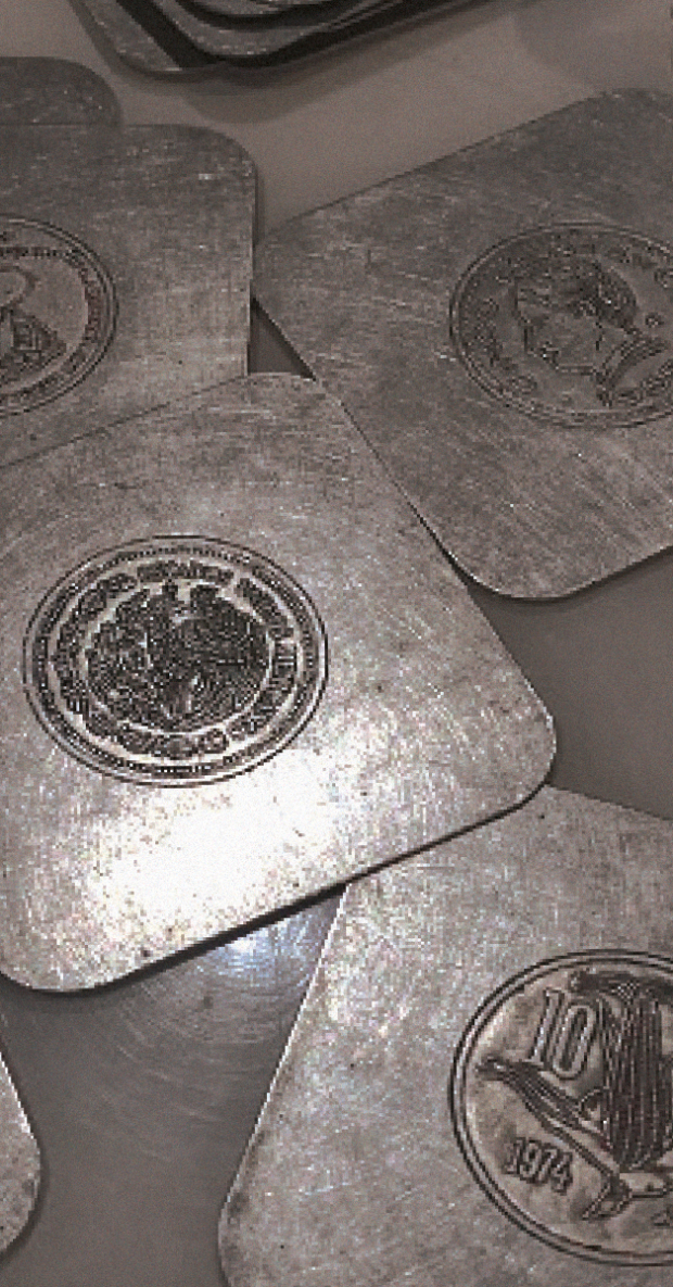 Muestras  de piezas metálicas de monedas mexicanas en el MIDE.