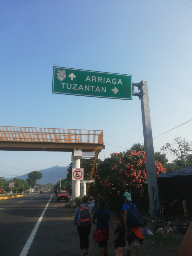 Así es como avanzan los migrantes en Huehuetán, Chiapas.