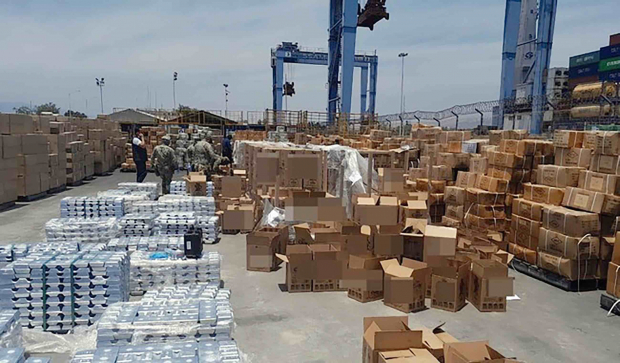 Cientos de cajas fueron incautadas por la Semar, en Manzanillo, el lunes.