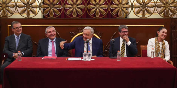 El presidente López Obrador junto a las "corcholatas" de Morena, en fotografía de archivo.