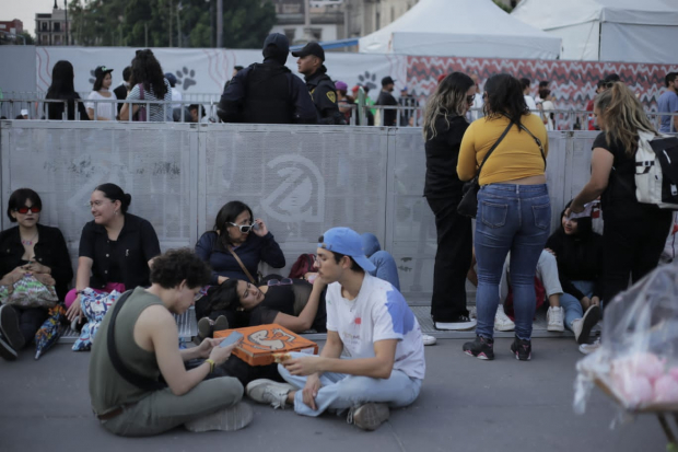 Los fans llevaron pizzas y otros antojitos para aguantar antes del concierto de Rosalía