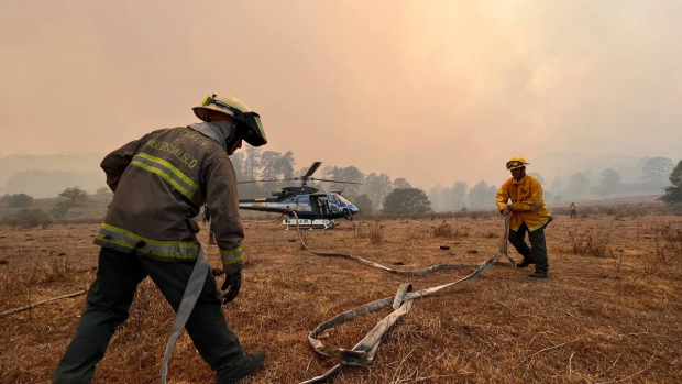 Equipos de emergencia combaten fuerte incendio en Tapalpa, Jalisco; desalojan a 260 personas
