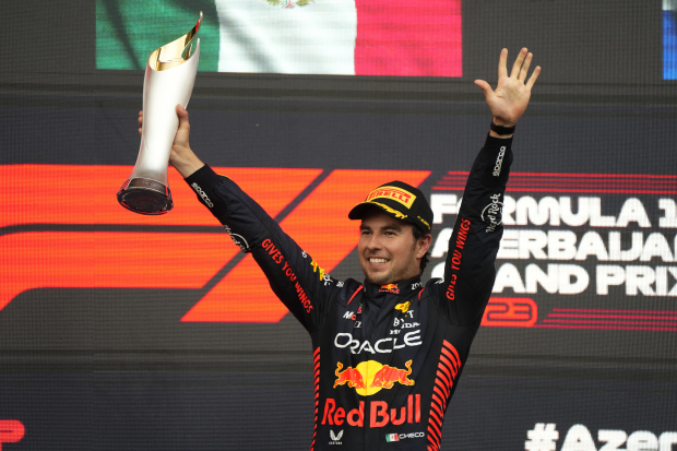 Checo Pérez celebra su triunfo en el Gran Premio de Azerbaiyán de F1 2023