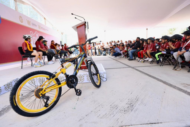 Entregan las primeras 500 bicicletas, como parte de las actividades para conmemorar el Día de la Niñez en la capital del estado de Guerrero.