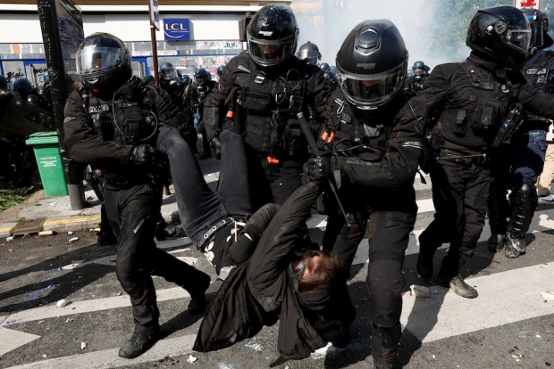 Fuerzas del orden capturan a uno de los violentos en las protestas del 1 de mayo.