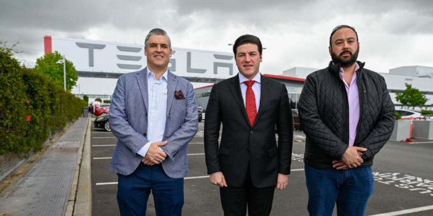 El gobernador acompañado del secretario de Economía, Iván Rivas, y del subsecretario de Inversión, Emmanuel Loo, recorrió la planta de Tesla en Fremont.