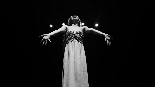La bailarina Michelle Temoltzin, durante una función de la obra Folía.