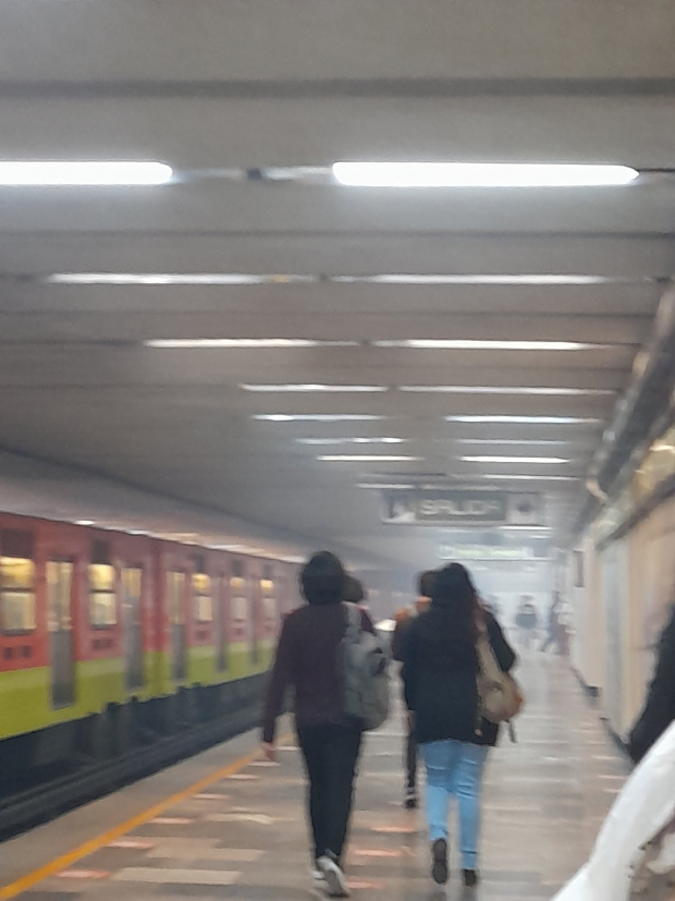 Humo en la Línea 3 del metro, según reportes de usuarios.