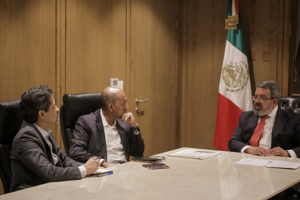 El secretario Jorge Nuño con Mario Navarrete y Adrián Castillo (izq.), directores general y editorial de La Razón, durante la entrevista.