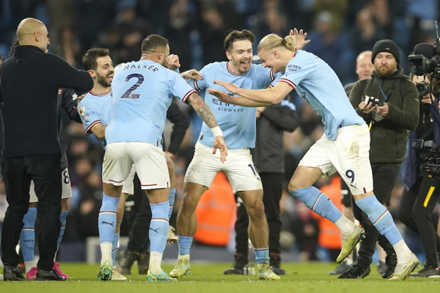 El atacante celebra su nueva cifra con sus compañeros del Manchester City, ayer.