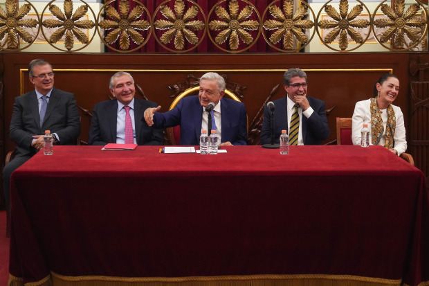 De izq. a der.: Marcelo Ebrard, Adán Augusto López, Andrés Manuel López Obrador, Ricardo Monreal y Claudia Sheinbaum, el pasado 28 de abril en Palacio Nacional.