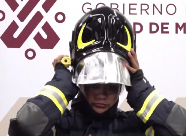Por primera vez los hay trajes para mujeres bomberas.