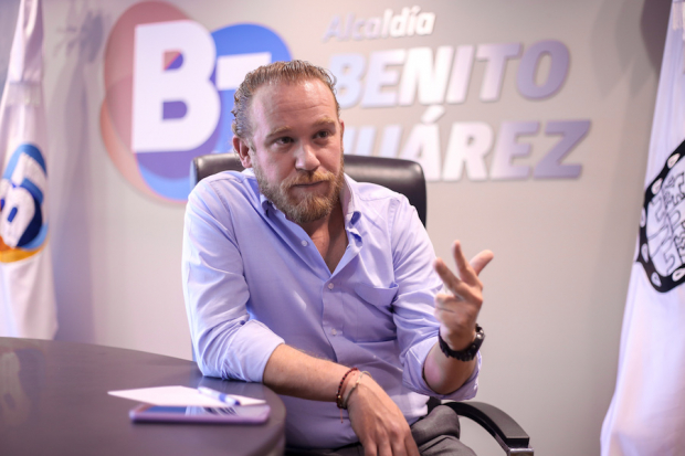 El alcalde de Benito Juárez, Santiago Taboada Cortina, hace diversas afirmaciones y puntualizaciones durante la entrevista concedida a este medio, ayer.