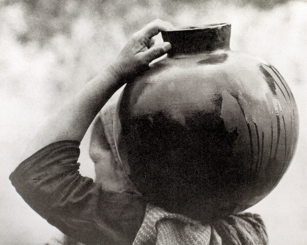 Mujer con olla, ca. 1927.