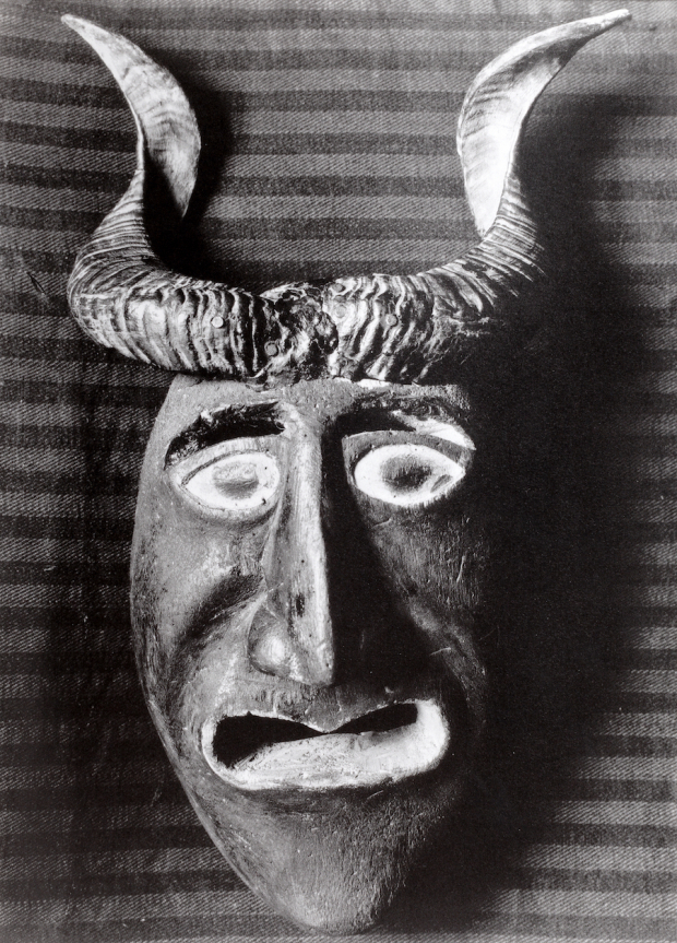 Máscara con cuernos, ca. 1929.