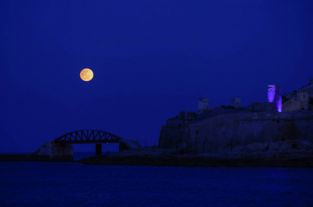 Eclipse lunar visto desde La Valeta, en Malta.