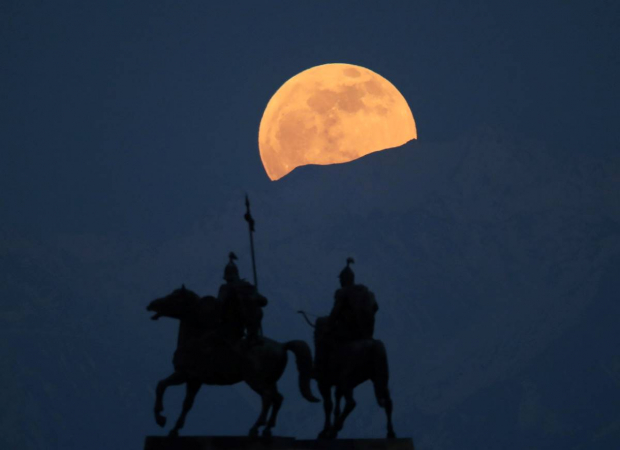 Eclipse lunar visto desde las montañas de Ile-Alatau, en Kasajistán.
