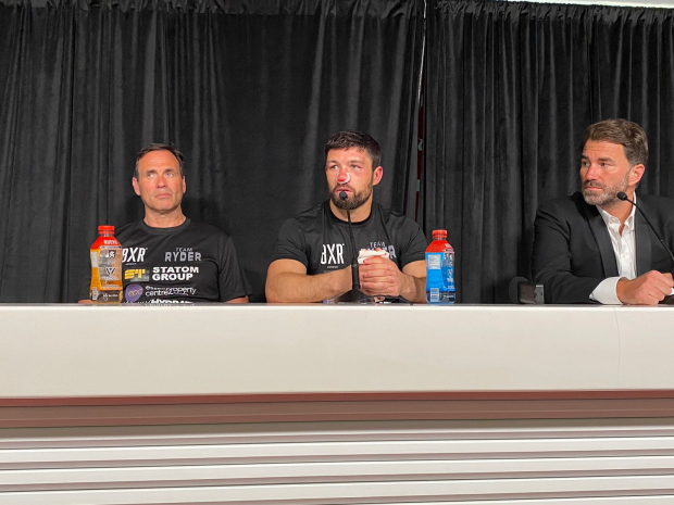 John Ryder durante la conferencia se prensa tras la pelea con el Canelo Álvarez