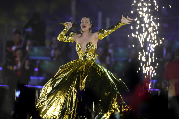 Katy Perry 
pone el sello pop en el concierto multitudinario.