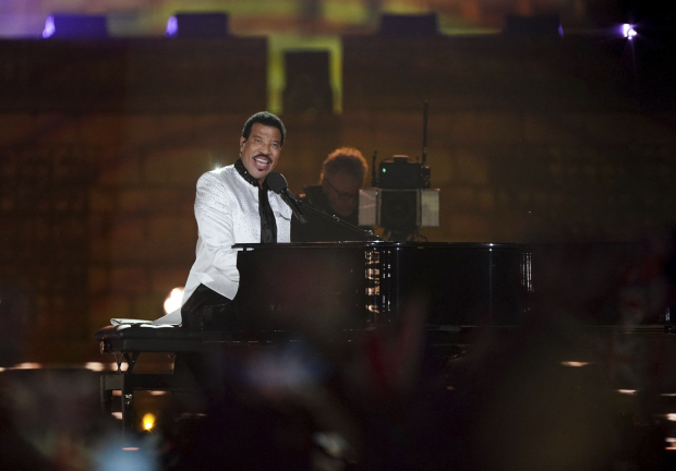 Junto al piano, Lionel Richie  ameniza la gala en honor al nuevo monarca.