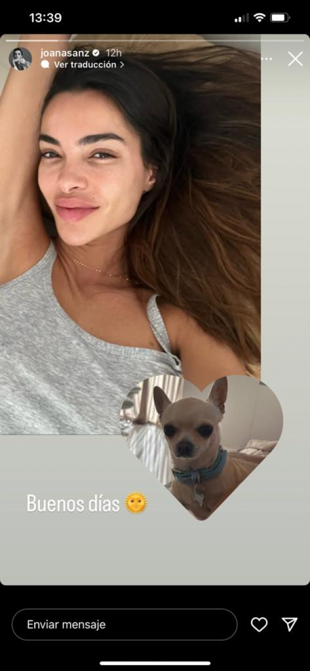 Joana Sanz comparte una foto con su perrito.