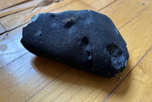 El meteorito pesa más 1.8 kg.