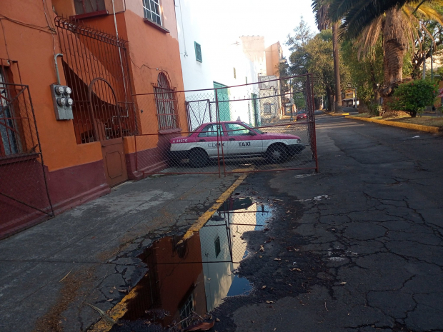 Caso de taxi que obstruye vía pública se reportó en alcaldía Gustavo A. Madero.