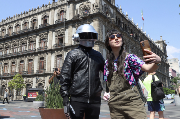 Una fan se toma una selfie con un “Daft Punk mexicano”.