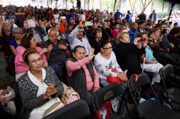 Cerca de 20 mil personas, entre madres, hijas y abuelas, disfrutaron el evento en Coyoacán.