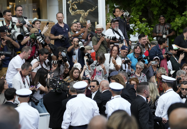 Depp fue recibido por una multitud de fanáticos que le pedían autógrafos.