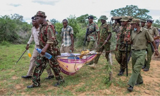 Policías y residentes de Shakahola, un pueblo de Kenia, llevan los cuerpos exhumados de las víctimas del culto religioso de Paul Mackenzie Nthenge, el 23 de abril.
