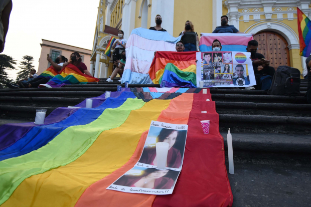 Integrantes de la comunidad LGBT+ protestan en contra de la violencia hacia ellos, durante el Día Internacional contra la Homofobia, Lesbofobia, Bifobia y Transfobia, el miércoles pasado.