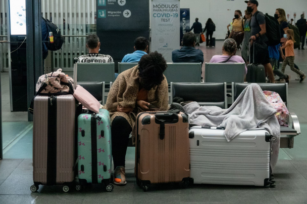 Pasajeros han quedado "varados" en espera de información de sus vuelos.