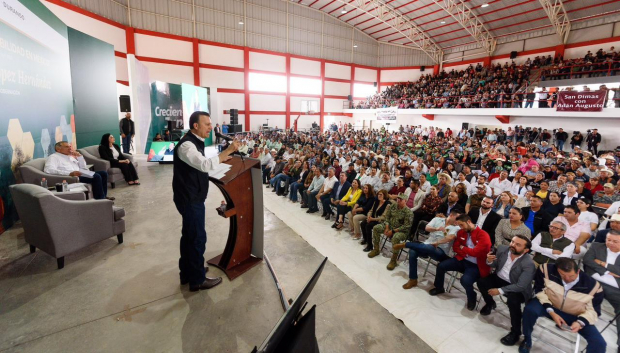 En gira de trabajo por Canatlán, junto a alcaldesa y Secretario, Esteban Villegas inició obras que evitarán inundaciones