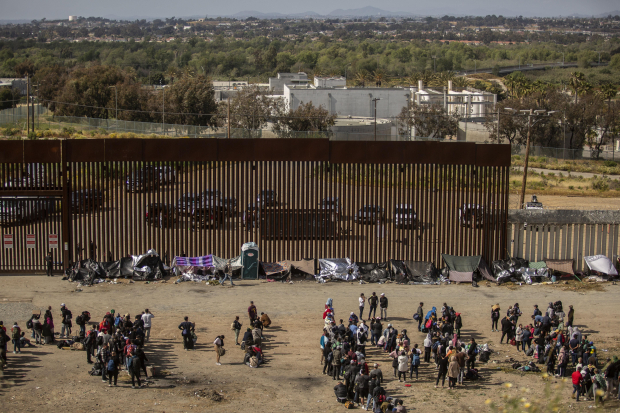 Cientos de indocumentados se encuentran entre los dos muros fronterizos que dividen la ciudad mexicana de Tijuana, Baja California, de San Diego, California, en Estados Unidos, mientras esperan que venza la vigencia del Título 42 en el vecino país del norte para poder ingresar, el pasado 9 de mayo.