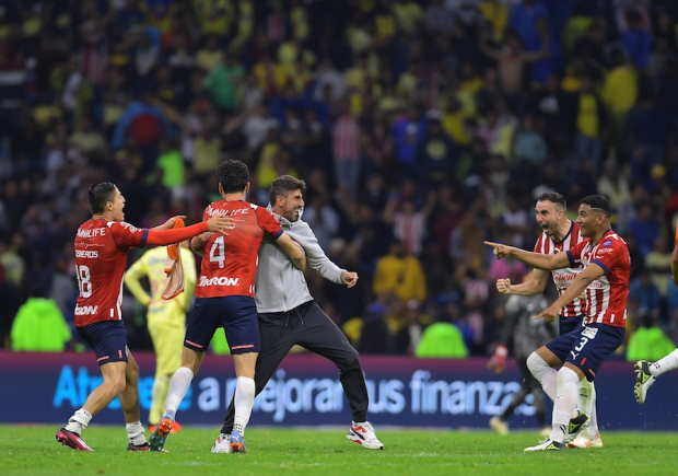 Futbolistas de chivas celebran con el director técnico Veljko Paunovic 
su pase a la final del Clausura 2023, luego de superar al América en el Estadio Azteca