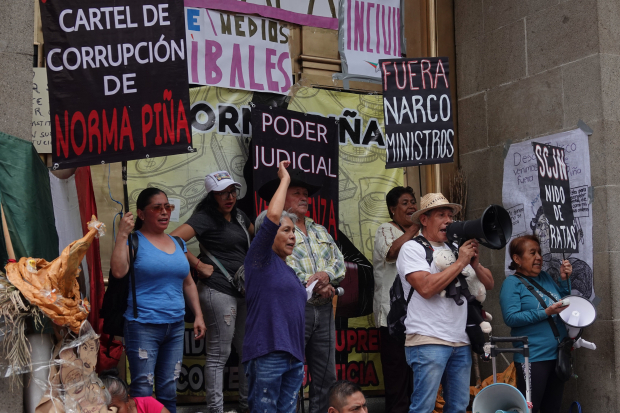 Manifestantes durante la concentración de protesta por el fallo en contra del Plan B de la Reforma Electoral, así como otras resoluciones, frente a la sede de la Suprema Corte de Justicia de la Nación, en la Ciudad de México, el pasado 20 de mayo.