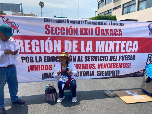 Trabajadores de la CNTE continúan protestas.