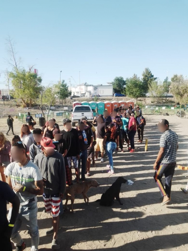 Migrantes en Ciudad Juárez en un albergue temporal.