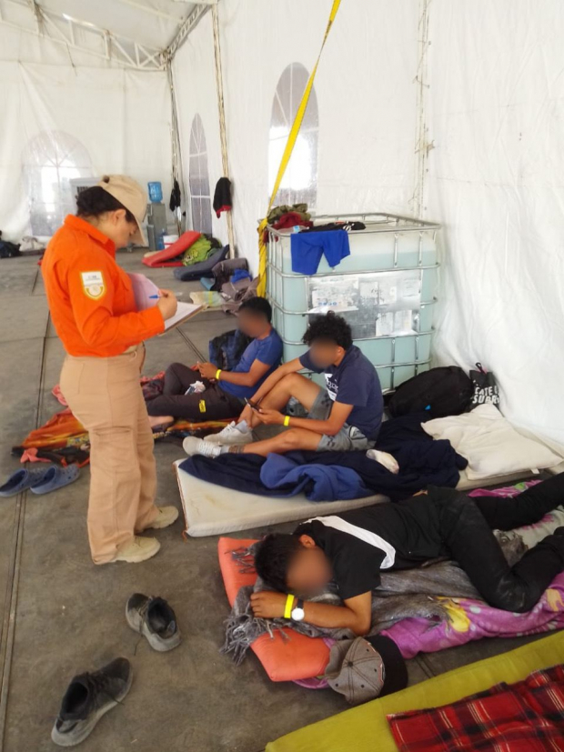 Migrantes en Ciudad Juárez en un albergue temporal.