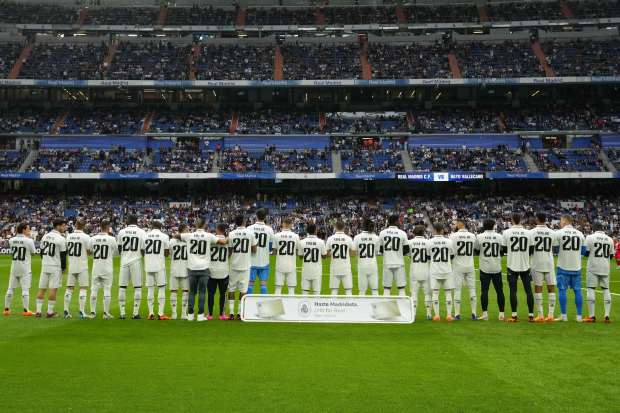 Los jugadores del Real Madrid lucen la camiseta de su compañero Vinicius previo al partido contra el Rayo Vallecano por LaLiga de España.