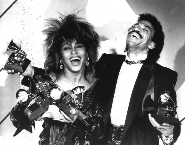 La artista con Lionel Richie en los Grammy de 1985.