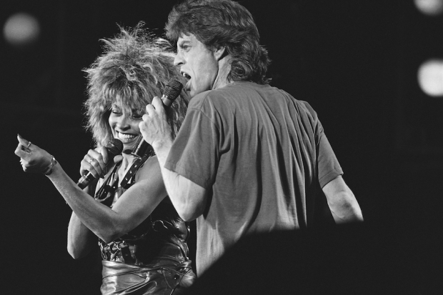 La cantante con Mick Jagger, en un show de 1985.