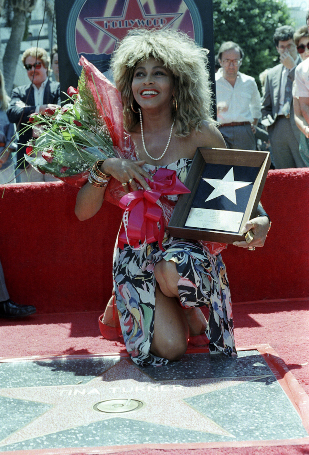 La también actriz, en el Paseo de la Fama, en 1986.
