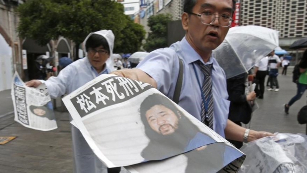 Portadas de periódicos en Japón, donde vemos la foto de Shoko Asahara
