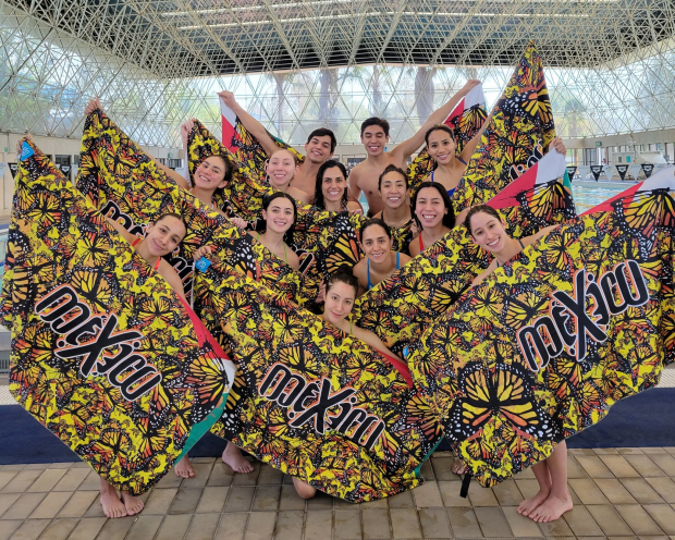 Integrantes de la selección mexicana de natación artística, con las toallas que venden para costear sus competencias.