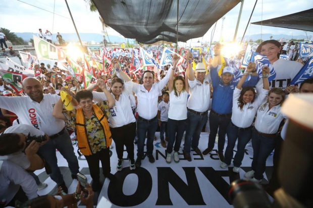 Manolo Jiménez, candidato de la coalición PRI-PAN-PRD por Coahuila, durante el cierre de campaña en la región Centro Desierto,